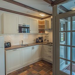 Moderne keuken in Type R vakantiewoning, De Cocksdorp, Texel, compleet uitgerust voor een comfortabel verblijf.
