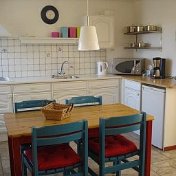Gemuetliche Kueche im Bungalow Tamarisk 212, De Cocksdorp, Texel mit modernen Annehmlichkeiten.