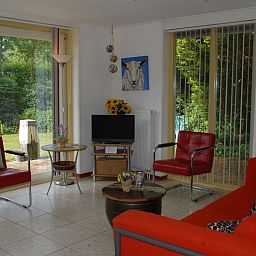 Gemuetliches Wohnzimmer im Bungalow Tamarisk 212, Texel mit Blick auf die Natur.