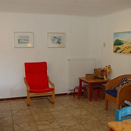 Helle Innenraeume im Bungalow Tamarisk 212, De Cocksdorp, Texel mit farbenfroher Einrichtung.