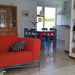 Geraeumiges Wohnzimmer und Essbereich im Bungalow Tamarisk 212, Texel fuer einen entspannten Aufenthalt.