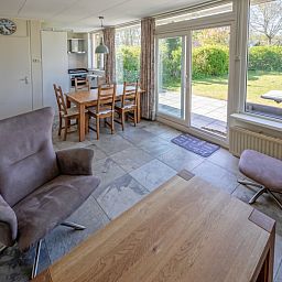 Esszimmer mit Blick auf den Garten im Ferienhaus Slufterhoek 078, De Cocksdorp, Texel.