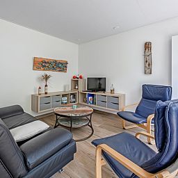 Gezellige woonkamer in Vakantiehuis Slufterhoek 158, De Cocksdorp, Texel. Comfortabel ingericht voor een ontspannen verblijf op de Waddeneilanden.
