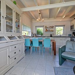 Stijlvolle eetkamer in Vakantiehuis Slufteroord 300, Bungalowpark Slufteroord, De Cocksdorp, Texel.