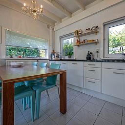 Gezellige keuken met uitzicht in Vakantiehuis Slufteroord 300, Bungalowpark Slufteroord, Texel.