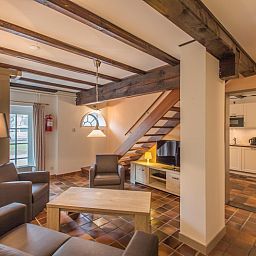 Moderne binnenruimte van Type S-2 vakantiehuis, De Cocksdorp, Texel, met open keuken en zithoek.