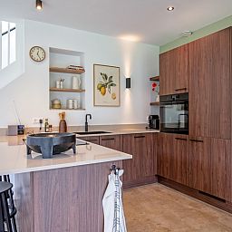 Fully equipped kitchen of Holiday home De Razende Bol in De Cocksdorp, Texel, with modern appliances.