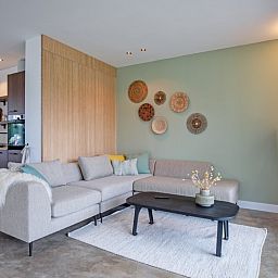 Moderne zithoek in Vakantiehuis Griend op Texel, ideaal voor ontspanning.