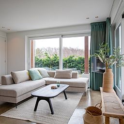 Gezellige woonkamer van Vakantiehuis Het Rif in De Cocksdorp, Texel. Comfortabele zithoek met uitzicht op de natuur van de Waddeneilanden.