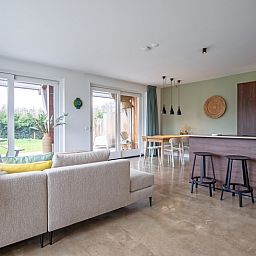 Moderne open keuken en eetruimte in Vakantiehuis Het Rif, De Cocksdorp, Texel. Ideale plek voor familiediners op de Waddeneilanden.