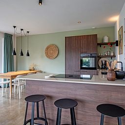 Eethoek en keuken van Vakantiehuis Het Rif in De Cocksdorp, Texel. Moderne inrichting voor culinaire momenten op de Waddeneilanden.