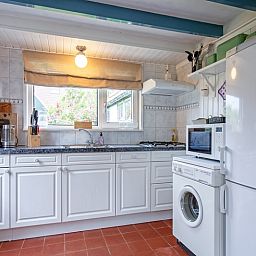 Volledig uitgeruste keuken in vakantiehuis Muyweg 062, De Cocksdorp, Texel met moderne apparatuur.