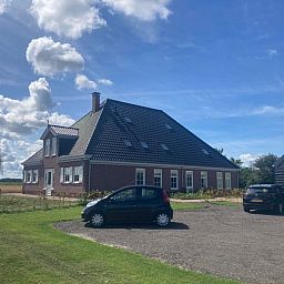 Parkeerplaats bij Appartement B, een vakantiehuis in De Cocksdorp, Texel, met wijds uitzicht.