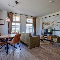Gezellige woonkamer van Appartement B in De Cocksdorp, Texel, met comfortabele zithoek.