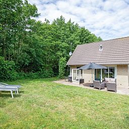Gezellig terras bij Huisje Krimweg, vakantieverblijf in De Cocksdorp Texel met groene omgeving.