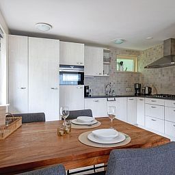 Moderne keuken in Huisje Krimweg, vakantiehuis in De Cocksdorp Texel met eetruimte en apparatuur.