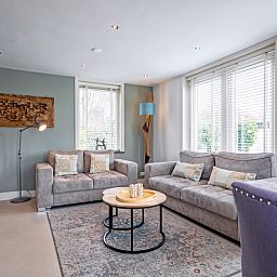 Ruime zithoek in Bungalow Postweg 109, De Cocksdorp, Texel. Perfect vakantiehuis voor ontspanning op de Waddeneilanden.