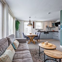 Open leefruimte in Bungalow Postweg 109, De Cocksdorp, Texel. Stijlvol vakantiehuis op de Waddeneilanden.