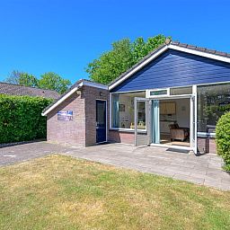Der Bungalow Slufterhoek 108 in De Cocksdorp, Texel, bietet eine sonnige Terrasse und einen grossen Garten, ideal fuer einen erholsamen Urlaub auf den Watteninseln.