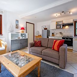 Offene Kueche und Sitzecke im Ferienhaus Slufterduin 092, De Cocksdorp, Texel, ideal fuer einen entspannten Aufenthalt auf den Watteninseln.