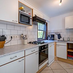 Voll ausgestattete Kueche im Ferienhaus Slufterduin 092, De Cocksdorp, Texel, ideal fuer kulinarische Erlebnisse auf den Watteninseln.