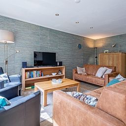 Stylish sitting room in Holiday home Slufterhoek 132, De Cocksdorp, Texel with modern furnishings and lots of natural light.