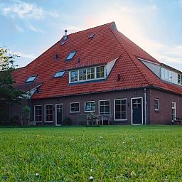 Ruim terras van Vakantiehuis in De Cocksdorp, Texel, ideaal voor ontspanning.