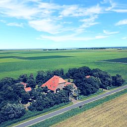Luchtfoto van Vakantiehuis in De Cocksdorp, gelegen te midden van Texelse natuur.
