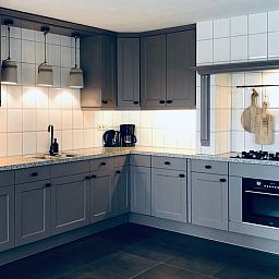 Moderne keuken in Vakantiehuis in De Cocksdorp, Texel voorzien van alle gemakken.