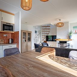 Gezellige woonkamer van Villapark Residentie Texel nr. 711 in De Cocksdorp, Texel. Vakantiehuis met moderne keuken en sfeervolle inrichting.