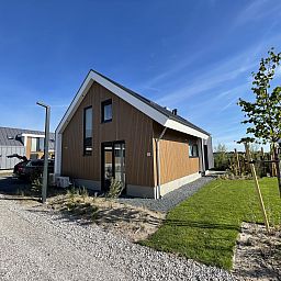 Freistehendes Haus in De Cocksdorp auf Texel, ein modernes Ferienhaus mit grnem Garten und sonniger Umgebung auf den Watteninseln.