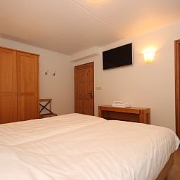 Slaapkamer met tweepersoonsbed in Villa De Witte Hoek serre huisdiervrij, De Cocksdorp Texel, biedt comfort en rust voor een goede nachtrust.