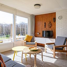Gezellige zithoek in Vakantiehuis Slufteroord 292, Bungalowpark Slufteroord, De Cocksdorp, Texel, perfect voor ontspannen avonden.