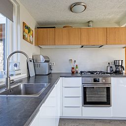 Volledig uitgeruste keuken in Vakantiehuis Slufteroord 292, Bungalowpark Slufteroord, De Cocksdorp, Texel, ideaal voor koken op vakantie.