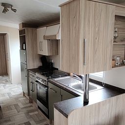 Modern kitchen in Chalet Duunzicht, a vacation home in De Cocksdorp, Texel, with stylish wooden finishes and complete amenities.