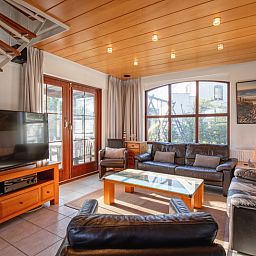 Gezellige woonkamer van Villapark Residentie Texel nr. 463 in De Cocksdorp, Texel. Comfortabele zithoek met veel lichtinval.