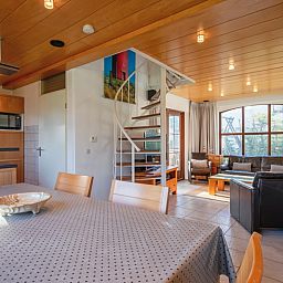 Gezellige eetkamer in Villapark Residentie Texel nr. 463, vakantiehuis in De Cocksdorp, Texel met veel natuurlijk licht en uitzicht op tuin.