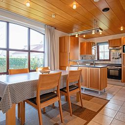 Moderne keuken in vakantiehuis Villapark Residentie Texel nr. 463, gelegen in De Cocksdorp op Texel, Waddeneilanden.