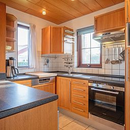 Comfortabele slaapkamer in Villapark Residentie Texel nr. 463, vakantiehuis in De Cocksdorp, Texel, met houten bed en warme sfeer.