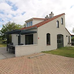Vakantiehuis D 503 in De Cocksdorp, Texel biedt een charmante buitenruimte met terras en groene omgeving op de Waddeneilanden.
