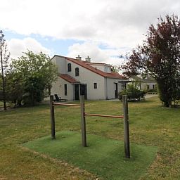 Vakantiehuis D 503 in De Cocksdorp, Texel biedt een ruime tuin met natuurlijke omgeving en ontspannende buitenruimte op de Waddeneilanden.