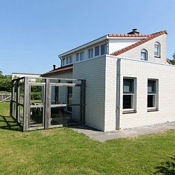 Vakantiehuis D 703 in De Cocksdorp, Texel, biedt een charmant terras en ruime tuin voor ontspanning op de Waddeneilanden.