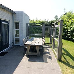 Geniet van de zon op het terras van Vakantiehuis D 703 in De Cocksdorp, Texel, een prachtig vakantiehuis op de Waddeneilanden.