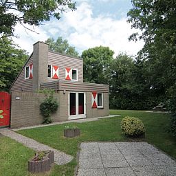 Vakantiehuis B 053 in De Cocksdorp op Texel biedt een charmante verblijfservaring met een weelderige tuin en moderne architectuur.