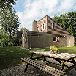 Vakantiehuis B 053 in De Cocksdorp op Texel biedt een ruime tuin met picknicktafel, ideaal voor ontspanning op de Waddeneilanden.