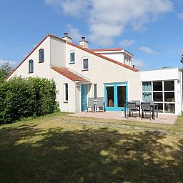 Vakantiehuis D 617 in De Cocksdorp, Texel met zonnig terras en groene tuin, ideaal voor een ontspannen verblijf op de Waddeneilanden.