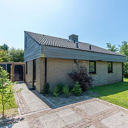 Vakantiehuis A 103 in De Cocksdorp, Texel, biedt een serene buitenruimte met groene omgeving en zonnig terras, ideaal voor ontspanning.