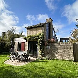 Geniessen Sie den Garten und die Terrasse des Ferienhauses B 203 in De Cocksdorp, Texel, einer charmanten Unterkunft auf den Watteninseln.