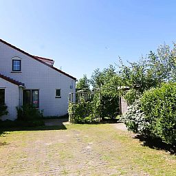 Vakantiehuis D 685 in De Cocksdorp, Texel biedt een serene buitenruimte met weelderige tuin en zonnig terras, ideaal voor ontspanning.