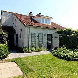 Vakantiehuis D 685 in De Cocksdorp, Texel, biedt een charmante buitenruimte met groene tuin en uitnodigend terras op de Waddeneilanden.